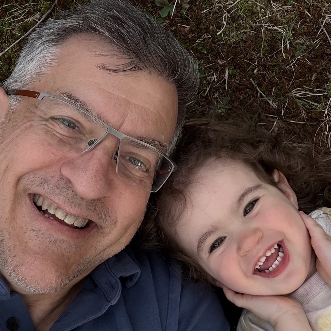 Steve Chazin, who made Tellie, with his granddaughter Ellie, who the Mac teleprompter Tellie is named for.